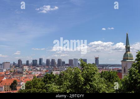 Bratislava, Slowakei - 05 21 2022: Blick auf Bratislava vom Burgberg. Stockfoto