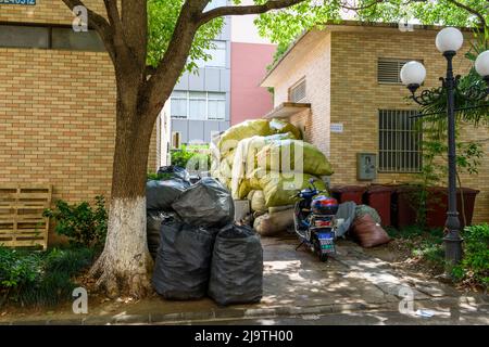 Die Recyclingzentren und der Abfallwirtschaftsstandort sind wegen der Schleuse COVID-19 in Shanghai überfüllt mit Müll. Stockfoto