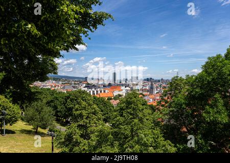 Bratislava, Slowakei - 05 21 2022: Blick auf Bratislava vom Burgberg. Stockfoto