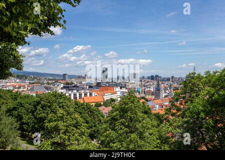 Bratislava, Slowakei - 05 21 2022: Blick auf Bratislava vom Burgberg. Stockfoto