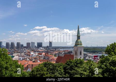 Bratislava, Slowakei - 05 21 2022: Blick auf Bratislava vom Burgberg. Stockfoto