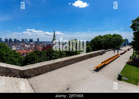 Bratislava, Slowakei - 05 21 2022: Blick auf Bratislava vom Burgberg. Stockfoto