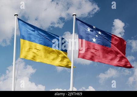 Ukraine und Samoa zwei Flaggen auf Fahnenmasten und blau bewölkt Himmel Hintergrund Stockfoto