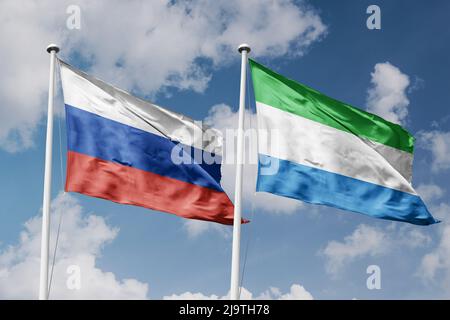 Russland und Sierra Leone zwei Flaggen auf Fahnenmasten und blau bewölktem Himmel Hintergrund Stockfoto