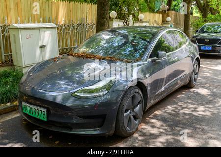 Wegen der COVID-19-Sperre in Shanghai wurde zwei Monate lang ein Tesla-Auto in der Auffahrt geparkt, ohne sich zu bewegen. Stockfoto