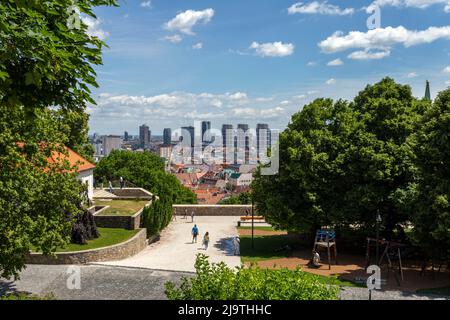 Bratislava, Slowakei - 05 21 2022: Blick auf Bratislava vom Burgberg. Stockfoto