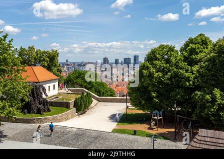 Bratislava, Slowakei - 05 21 2022: Blick auf Bratislava vom Burgberg. Stockfoto