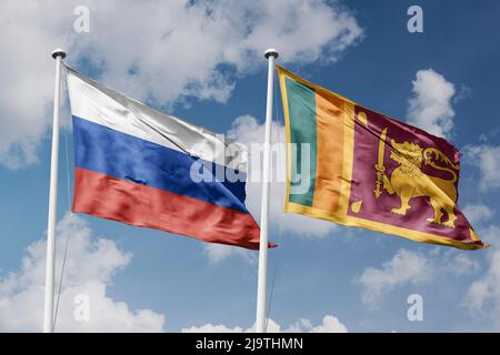 Russland und Sri Lanka zwei Flaggen auf Fahnenmasten und blau bewölktem Himmel Hintergrund Stockfoto