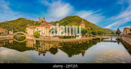 Panoramablick auf das mittelalterliche Dorf Dolceacqua an der Ligurischen Riviera, Burg Doria, alte Monet-Brücke, Italien, Ligurien, Provinz Imperia Stockfoto