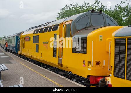 Dies ist der Pfadfinder Cambrian Tours Zug, der den Bahnhof welshpool verlassen wird. Diesellokomotiven der Baureihe 37. Stockfoto