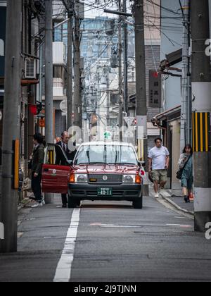 Tokio, Japan - April 2019: Taxiabfertigung des Passagiers im Shibuya-Viertel in Tokio, Japan Stockfoto