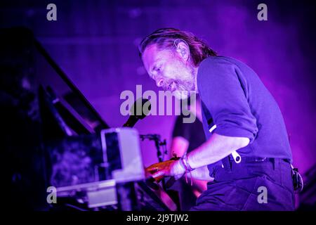 Oslo, Norwegen. 24.. Mai 2022. Die englische Rockband The Smile spielt ein Live-Konzert im Sentrum Scene in Oslo. Hier ist Sänger, Songwriter und Musiker Thom Yorke live auf der Bühne zu sehen. (Foto: Gonzales Photo/Alamy Live News Stockfoto