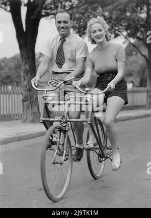Sam Hood - Mann und Frau auf einem Malvern Star Tandem Fahrrad - 1930er Jahre Stockfoto