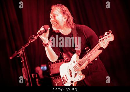 Oslo, Norwegen. 24.. Mai 2022. Die englische Rockband The Smile spielt ein Live-Konzert im Sentrum Scene in Oslo. Hier ist Sänger, Songwriter und Musiker Thom Yorke live auf der Bühne zu sehen. (Foto: Gonzales Photo/Alamy Live News Stockfoto