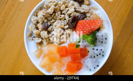 Gesundes Frühstück, sauberes Essen, Diät-Konzept, Müslischale mit Joghurt Stockfoto