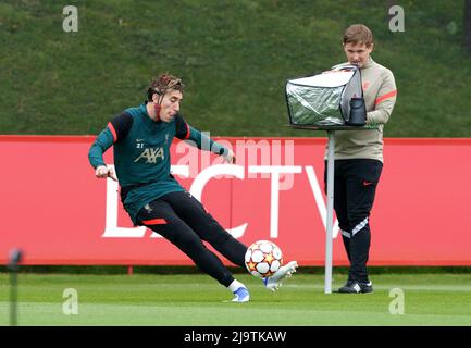 Die Liverpooler Kostas Tsimikas tragen eine Überwachungsausrüstung während eines Medientages im AXA Training Center in Liverpool vor dem UEFA Champions League-Finale am Samstag in Paris. Bilddatum: Mittwoch, 25. Mai 2022. Stockfoto