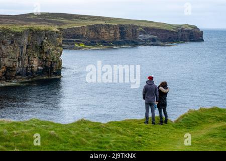 Aussichtspunkt auf der Klippe im Naturschutzgebiet Mull Head, Deerness, Orkney-Festland, Orkney-Inseln, Schottland. Stockfoto