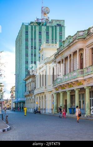Die zufälligen Menschen gehen an den denkmalgeschützten Gebäuden rund um den Parque Leoncio Vidal vorbei. Diese Innenstadt ist ein kubanisches Nationaldenkmal. Stockfoto