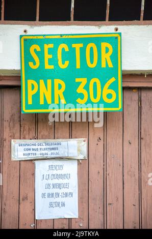 Metallschild in einer Polizeistation. Der Text lautet Sektor-PNR 306. PNR steht für Revolutionary National Police. Stockfoto