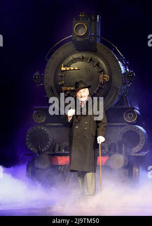 Henry Goodman als Hercule Poirot in Agatha Christies Murder on the Orient Express, Chichester Festival Theatre, West Sussex, Großbritannien. Stockfoto