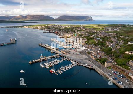 Luftaufnahme von Stromness Harbour, Stromness, Orkney Festland, Schottland. Stockfoto