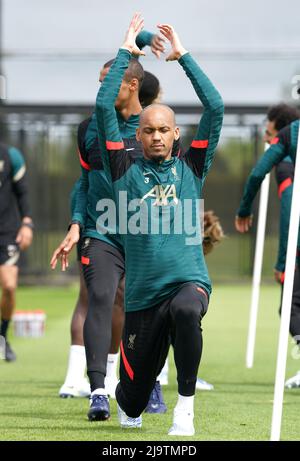 Fabinha aus Liverpool erwärmt sich während eines Medientages im AXA Training Center in Liverpool vor dem UEFA Champions League-Finale am Samstag in Paris. Bilddatum: Mittwoch, 25. Mai 2022. Stockfoto