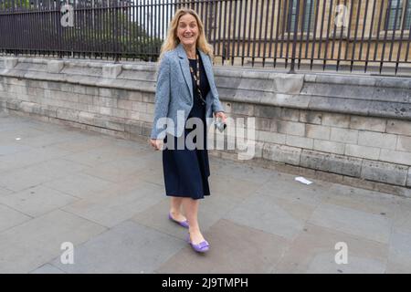 London, Großbritannien. 25.. Mai 2022.Kim Leadbeater, die Schwester von Jo Cox und der Labour-Abgeordnete für Batley und Spen, tritt vor das Parlament, als der Bericht von Frau Gray zu Parteiversammlungen und Covid-19-Sperrverletzungen in der Downing Street endlich veröffentlicht und an MPS ausgeliefert wird. Der Premierminister wird später Fragen stellen und eine Erklärung bei der Fragestunde des Premierministers im Unterhaus abgeben. Kredit. Kredit: amer ghazzal/Alamy Live Nachrichten Stockfoto