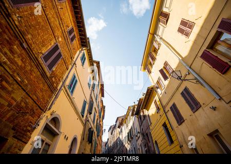 Blick auf die schmale und gemütliche Straße in Siena, Italien Stockfoto