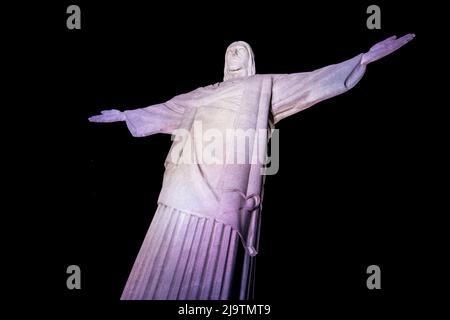 Christus, der Erlöser bei Nacht in Rio de Janeiro, Brasilien - 27. Juli 2021 : Blick auf die Statue Christi, des Erlösers bei Nacht in Rio de Janeiro. Stockfoto