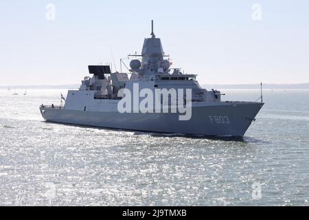 Die Royal Netherlands Navy Fregatte HNLMS TROMP kommt zum Marinestützpunkt für einen Besuch Stockfoto