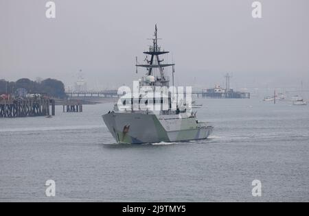 Das Offshore-Patrouillenschiff HMS SEVERN der Royal Navy verlässt den Marinestützpunkt in schlechter Sicht Stockfoto