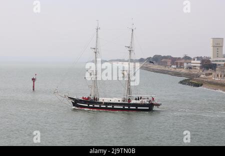 Das viereckige Segeltrainingsschiff TS ROYALIST verlässt den Hafen Stockfoto