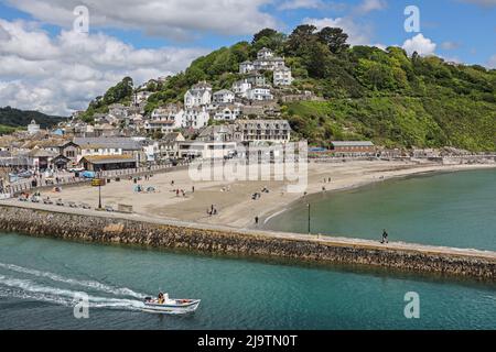 Der Banjo Pier und der East Looe Strand von Hannaford Point. Die südliche Cornwall-Ferienstadt ist bereit für den Sommer. Ein wunderschönes blaugrünes Meer. Eine kleine Boa Stockfoto