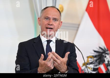Wien, Österreich. 25. Mai 2022. Pressekonferenz nach dem Ministerrat mit Innenminister Gerhard Karner. Thema: internet-Sicherheit. Quelle: Franz Perc/Alamy Live News Stockfoto