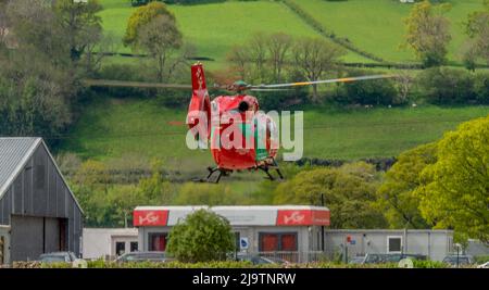 Dies ist die Wales Air Ambulance Landung auf Welshpool Flughafen. Rufzeichen von G-WOBR. Stockfoto