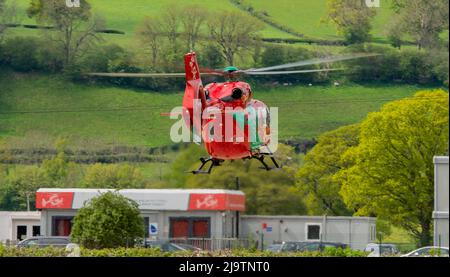 Dies ist die Wales Air Ambulance Landung auf Welshpool Flughafen. Rufzeichen von G-WOBR. Stockfoto