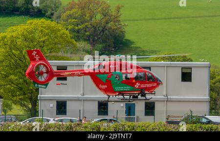 Dies ist die Wales Air Ambulance Landung auf Welshpool Flughafen. Rufzeichen von G-WOBR. Stockfoto