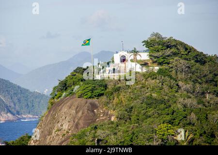 Pedra do Leme von der Spitze eines Gebäudes im Viertel der Paco-Küste in Rio de Janeiro aus gesehen. Stockfoto