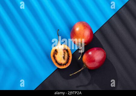 Solanum Betaceum - Exotische Früchte; Baumtomate Gepfropft Mit Brombeere Stockfoto