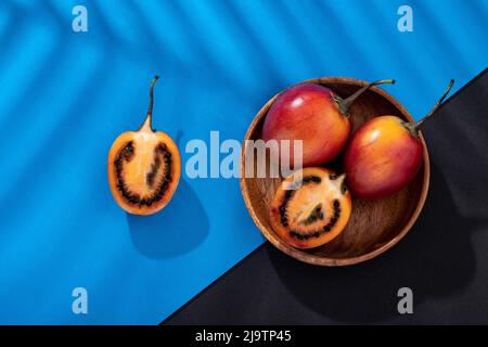 Solanum Betaceum - Exotische Früchte; Baumtomate Gepfropft Mit Brombeere Stockfoto