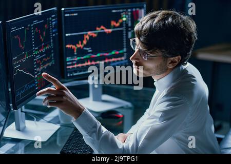 Finanzanalyst, der an modernen Computern arbeitet . Nahaufnahme. Stockfoto