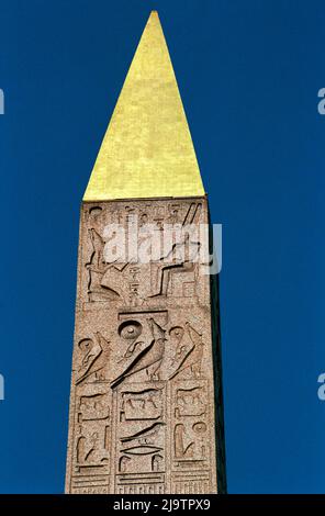 Der Vizekönig von Ägypten, Mehemet Ali, schenkte den 3.300-jährigen Luxor Obelisk 1831 an Frankreich. Der Obelisk markierte einst den Eingang zum Luxor-Tempel. Stockfoto