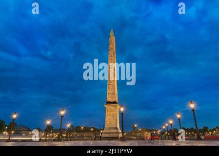 l’Obélisque de Louxor auf dem Place de la Concorde mit Blick nach Süden, mit l’Assemblée nationale im Hintergrund. Stockfoto