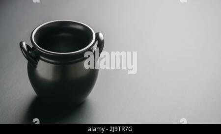 Schwarze handgemachte Keramik leeres Glas auf dem Tisch Stockfoto