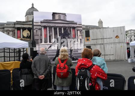 25.. Mai 2022. London, Großbritannien, Jurassic der lebensgroße Dinosaurier in virtueller Realität trifft auf dem Trafalgar Square Menschen, begleitet vom Wächter des Dinosauriers. Der Film kommt am 10 2022. Juni in die Kinos. Kredit: JOHNNY ARMSTEAD/Alamy Live Nachrichten Stockfoto