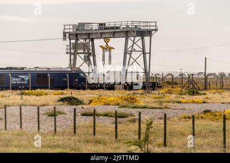 Container werden auf einen Zug im Dungeness Nuclear Terminal Dungeness, Kent, Großbritannien, verladen. 25. Mai 2022. Dort werden atomare Abfälle mit dem Zug zur Verarbeitung nach Sellafield gebracht. Die Kosten für die Stilllegung der sieben alternden Atomkraftwerke Großbritanniens haben sich fast auf 23,5bn £verdoppelt und werden voraussichtlich weiter steigen, teilte der Rechnungsausschuss mit. Der Besitz der Anlagen wird an die nukleare Stilllegungsbehörde (NDA) der Regierung übertragen, um die Stilllegung abzuschließen. Kredit: Reppans/Alamy Live Nachrichten Stockfoto