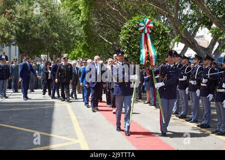 23. Mai 2022, Palermo, Sizilien, Italien: Vor dreißig Jahren tötete die sizilianische Mafia Richter Giovanni Falcone mit einer Bombe in Capaci, unter der Autobahn, die den Flughafen mit dem Zentrum von Palermo verband...Anti-Mafia-Strafverfolgungsrichter Falcone, seine Frau, Frau, Und drei Mitglieder seiner Polizeieskorte, Rocco Di Cillo, Vito Schifani und Antonio Montinaro, waren killed...Commemoration des Massakers von Capaci in der Polizeistation ''Pietro Lungaro''' in Palermo, Sizilien. (Bild: © Victoria Herranz/ZUMA Press Wire) Stockfoto