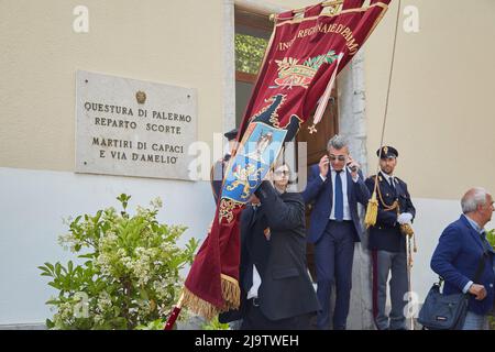 23. Mai 2022, Palermo, Sizilien, Italien: Vor dreißig Jahren tötete die sizilianische Mafia Richter Giovanni Falcone mit einer Bombe in Capaci, unter der Autobahn, die den Flughafen mit dem Zentrum von Palermo verband...Anti-Mafia-Strafverfolgungsrichter Falcone, seine Frau, Frau, Und drei Mitglieder seiner Polizeieskorte, Rocco Di Cillo, Vito Schifani und Antonio Montinaro, waren killed...Commemoration des Massakers von Capaci in der Polizeistation ''Pietro Lungaro''' in Palermo, Sizilien. (Bild: © Victoria Herranz/ZUMA Press Wire) Stockfoto