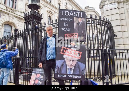 London, England, Großbritannien. 25.. Mai 2022. Anti-Boris-Johnson-Demonstranten versammelten sich vor der Downing Street, als der Bericht von Se Gray über den Partygate-Skandal veröffentlicht wurde. (Bild: © Vuk Valcic/ZUMA Press Wire) Bild: ZUMA Press, Inc./Alamy Live News Stockfoto