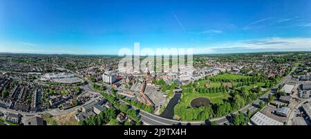 Weitwinkelansicht von Newbury Town vom Victoria Park nach Westen Stockfoto